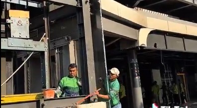 Solidaritas Ojol Banjir Pujian, Rapikan Halte Pasar Senen Pasca Kerusuhan Demo